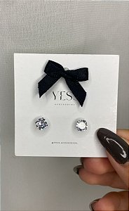 Brinco M ponto de luz em banho de ródio branco