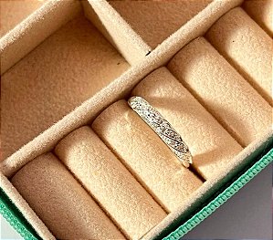 Anel detalhado cravejado cristal