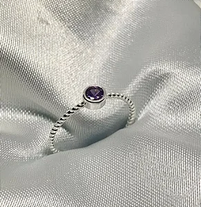 Anel torcidinho pedrinha lilás banhado a prata