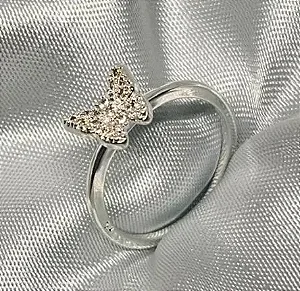 Anel borboletinha cravejada banhada a prata