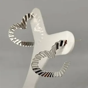 Argola coração drapeado