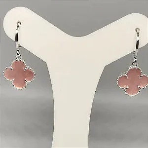 Argola trevo rosa banhada a prata