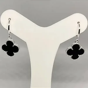 Argola trevo preto banhada a prata