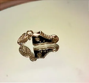 Berloque tênis preto banhado a prata