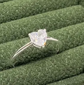 Anel solitário coração cristal banhado a prata 20/21