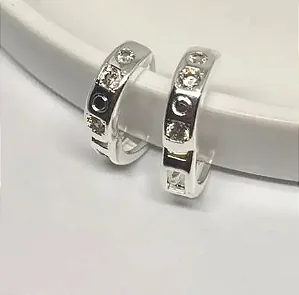 Argola elegante + detalhes zircônia banhada a prata