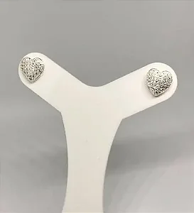 Brinco mini coração boleado cravejado