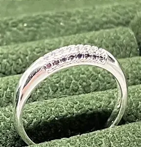 Anel aparador detalhe cravejado lilás