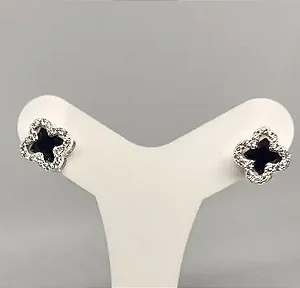 Brinco trevo preto + borda cravejada