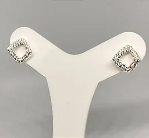 Brinco losango dobrado cravejado