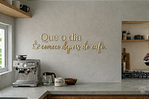 Letreiro - Que o dia comece depois do café 58x10 cm