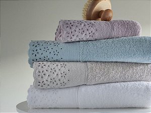 Toalha De Banho Com Aplicação Crystal 100% Algodão Fio Penteado