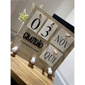 Calendário Decorativo de Parede com Portas Chave
