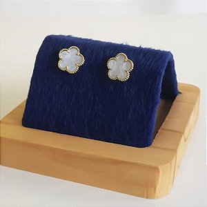 BRINCO FLOR MADREPEROLA BANHADO OURO 18K