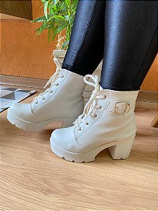 Bota com Salto Coturno Feminino Modelo Blogueira Salto Quadrado Médio Confortável com Fivela