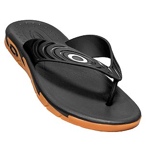 Chinelo Oakley Crowd Masculino Preto Caramelo
