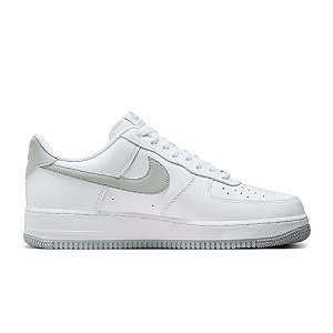 Tênis Nike Air Force 1 ’07 Branco e Cinza