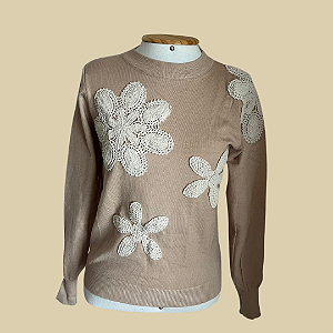 Blusa com aplicações em crochê