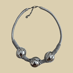 Colar com 3 bolas prateadas