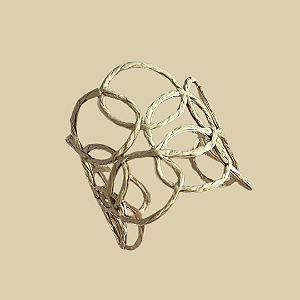 Bracelete dourado em círculos