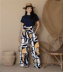 Calça pantalona estampada em crepe de malha com pala alta