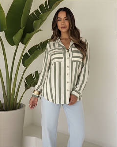 Camisa Listrada Feminina com Botões e Bolsos Frontais