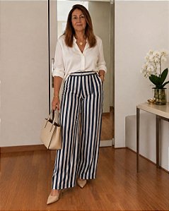 Calça Pantalona Listrada em Sarja Acetinada Leve