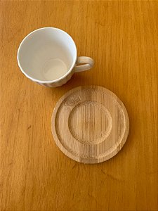 Xícara de café com pires de bambu