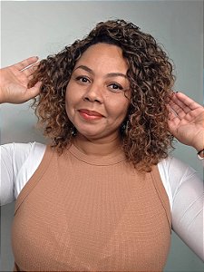 DALILA - Wig Cacheada 40cm Bioproteína | Morena Iluminada