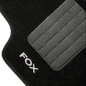 Jogo Tapete Carpete Automotivo Fox 2015 a 2017 Preto com Logo Bordado 5 Peças