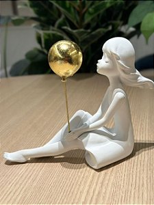 Escultura poliresina menina bra dourado