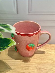 Caneca artesanal rosa com morango
