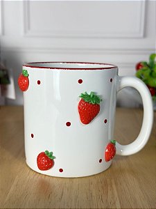 Caneca artesanal branca com morango