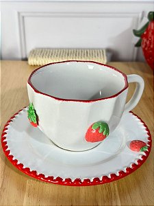 Xicara com pires artesanal branco com morango