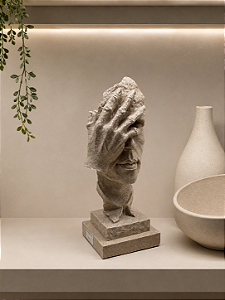 Escultura Homem em Resina Bege