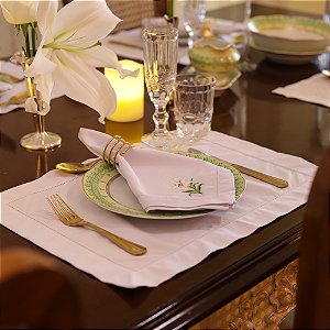 Mesa de Réveillon Guardanapos Bordados Flores Brancas - 6 lugares