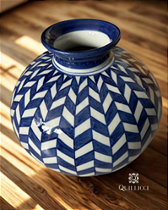 VASO EM PORCELANA PINTADO A MÃO EM 3 DESENHOS
