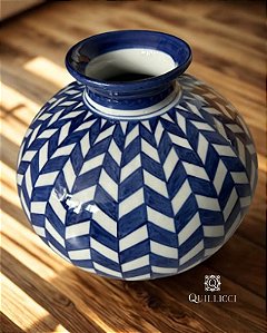 VASO DE CERÃMICA COM DETALHES GEOMÉTRICOS