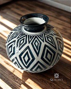 VASO DE CERÂMICA COM DETALHES GEOMÉTRICOS
