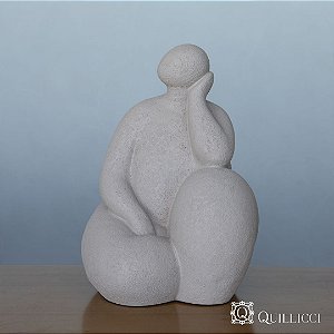 ESCULTURA MULHER SENTADA EM POLIRRESINA