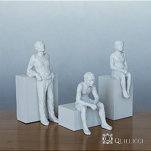 ESCULTURA HOMEM APOIADO EM PÉ DE POLIRRESINA