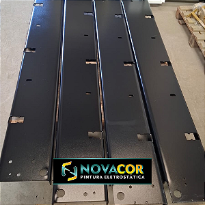 Pintura eletrostática em Aço carbono na cor preto texturizado brilhante