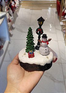Cenário Natal Iluminado com Boneco de Neve e Árvore
