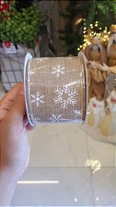 Fita Aramada em Linho Bege com Estampa de Flocos de Neve - 6,3cm x 9,14m