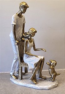 Estatueta Família com Pet Decorativa Dourada - 24,5cm
