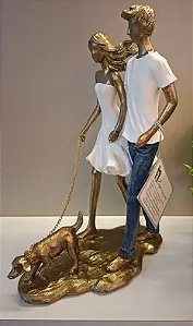 Estatueta Decorativa Casal com Pet Dourada - 26,5cm