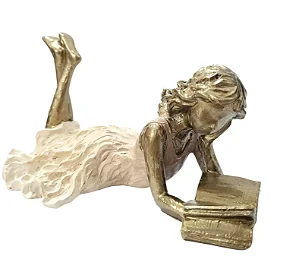 Menina Lendo Livro Decorativa em Resina - 14x9x7,5cm