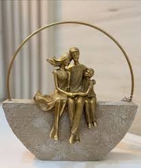 Estatueta Decorativa Família / Menino Dourada - 22x6x24cm