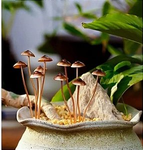 Escultura Rústica em Forma de Cogumelo Metálico