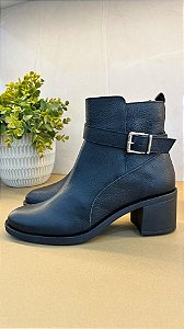 Bota Feminina Preta Cano Curto em Couro com Fivela Lateral Lialine